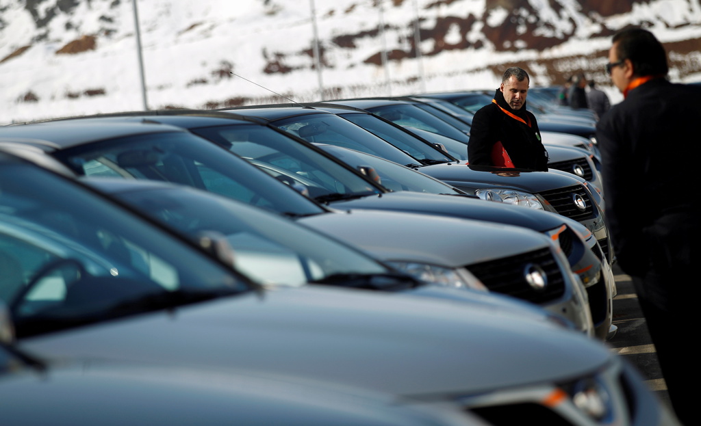 Китайска компания ще произвежда компактен SUV в България 26 Хора разглеждат редица автомобили Great Wall, паркирани пред новооткрития автомобилен завод на Great Wall Motor Co. край град Ловеч, на около 150 км североизточно от София, България, на 21 февруари 2012 г. (Стоян Ненов/Reuters)