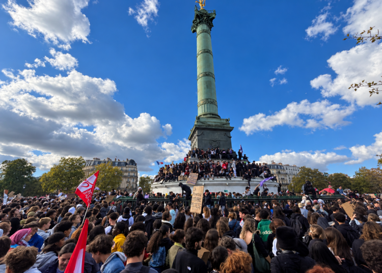 „Превзехме Бастилията“: Парижки ученици протестираха срещу полицията, а крайната левица се опитва да си припише движението 1 „Превзехме Бастилията“: студентски протестиращи в Париж се сблъскаха с полицията, а крайната левица обяви движението за свое
