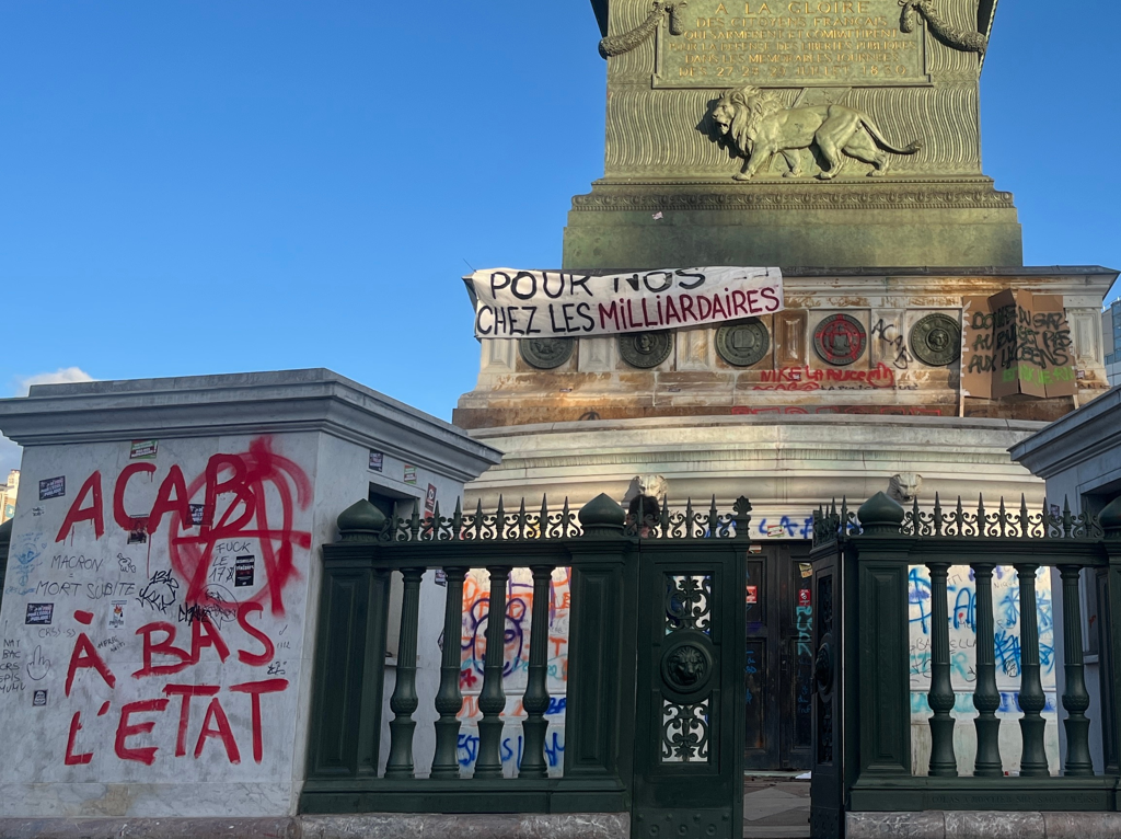 „Превзехме Бастилията“: Парижки ученици протестираха срещу полицията, а крайната левица се опитва да си припише движението 23 Основата на Юлската колона на площад „Бастилия“ е покрита с графити след гимназиален протест в Париж на 8 октомври 2026 г. Сред надписите са „ACAB“ – обиден лозунг срещу полицията, и „Долу държавата“. (Etienne Fauchaire/The Epoch Times)