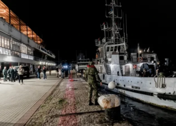НАТО ще засили присъствието си в Черно море след атаки с дронове срещу кораби 2 На снимката, предоставена от българското Министерство на вътрешните работи на 13 октомври 2026 г., се вижда кораб, ударен от дрон в Черно море. Българското Министерство на вътрешните работи/Снимка, предоставена чрез Ройтерс