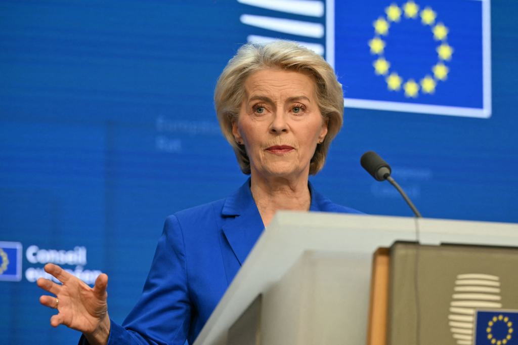 ЕС предлага да даде на граничната агенция Frontex повече правомощия за депортиране на незаконни имигранти 35 Председателят на Европейската комисия Урсула фон дер Лайен на пресконференция в края на срещата на върха на Европейския съюз в централата на ЕС в Брюксел, 16 октомври 2026 г. (Nicolas Tucat / AFP via Getty Images)