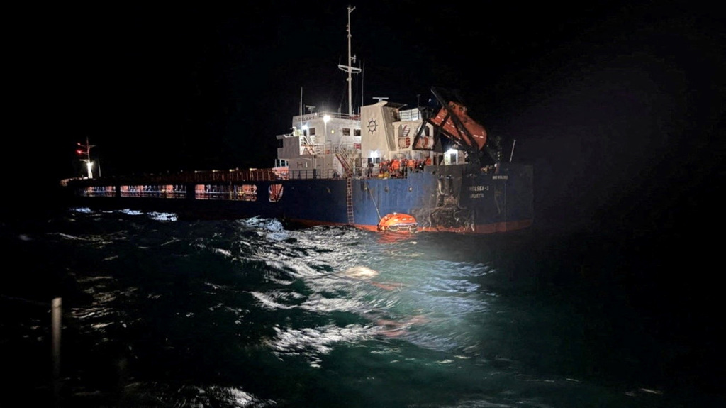 НАТО ще засили присъствието си в Черно море след атаки с дронове срещу кораби 26 Кораб, поразен от дрон в Черно море, на снимка, разпространена от Министерството на вътрешните работи на България на 13 октомври 2026 г. (Министерство на вътрешните работи на България/разпространено чрез Reuters)