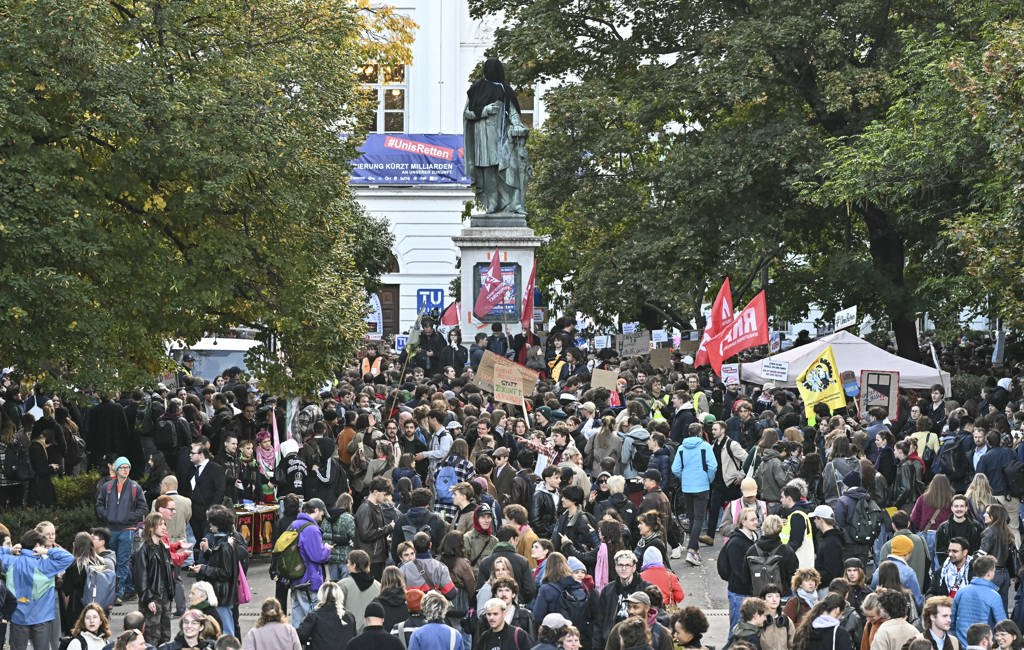 Денят в снимки: протест в Сърбия, тайфунът Чампи и Наградата за спорт „Принцеса на Астурия“ 40 изображение-6107774