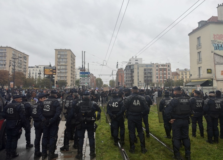 Френските протести отново прераснаха в насилие, но масираното полицейско присъствие ограничи грабежите
