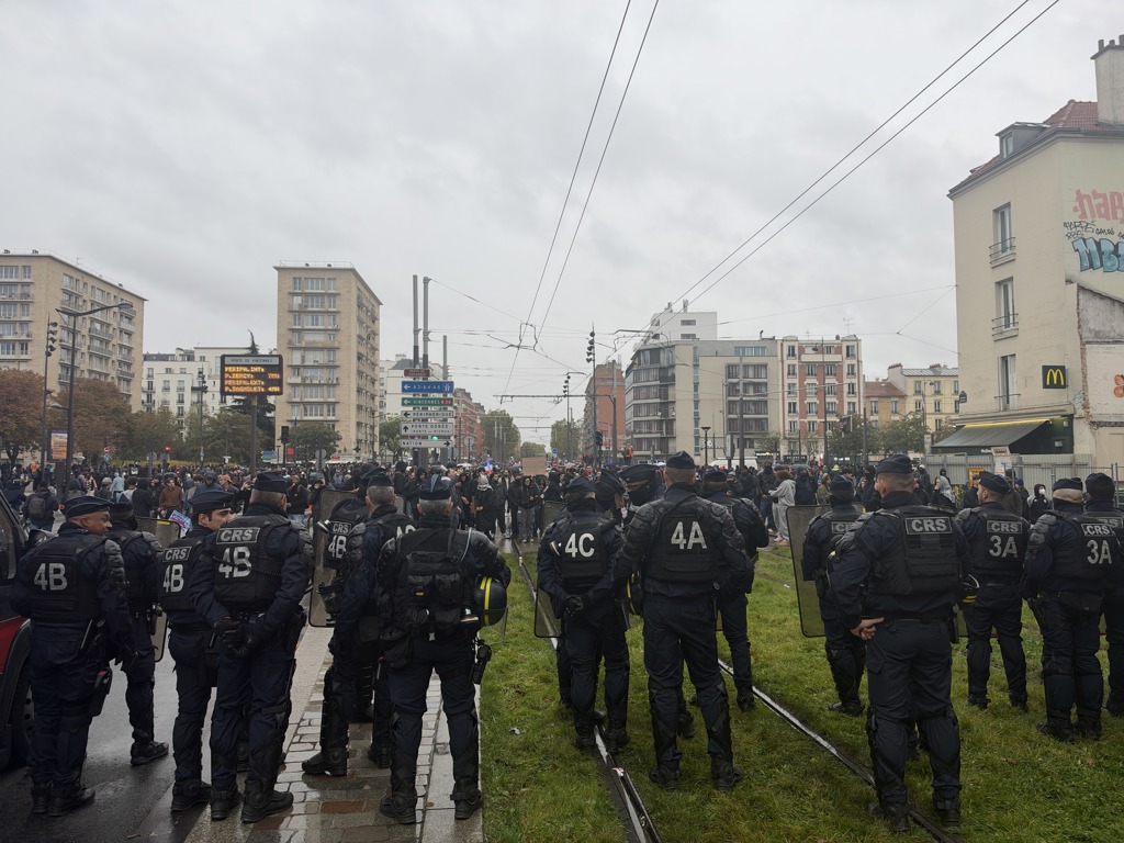 Френските протести отново прераснаха в насилие, но масираното полицейско присъствие ограничи грабежите