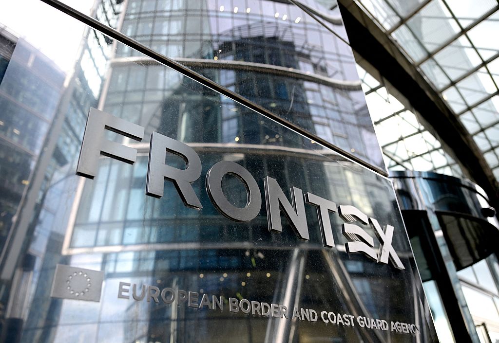 ЕС предлага да даде на граничната агенция Frontex повече правомощия за депортиране на незаконни имигранти 34 Логото на Frontex в централата на Европейската агенция за гранична и брегова охрана във Варшава, Полша, 17 септември 2026 г. (Roland Schlager/AFP via Getty Images)