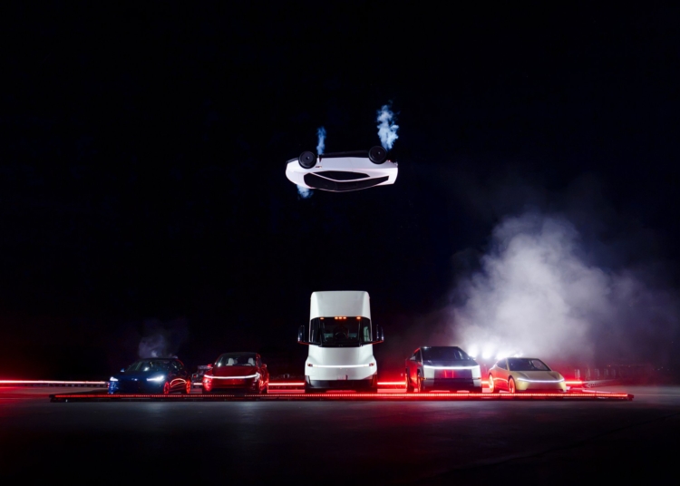 Тесла представи летящ автомобил 1 Тесла Roadster с колелата нагоре във въздуха над редица автомобили и камион